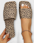 Flat slippers with leopard print