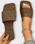 Flat slippers with leopard print